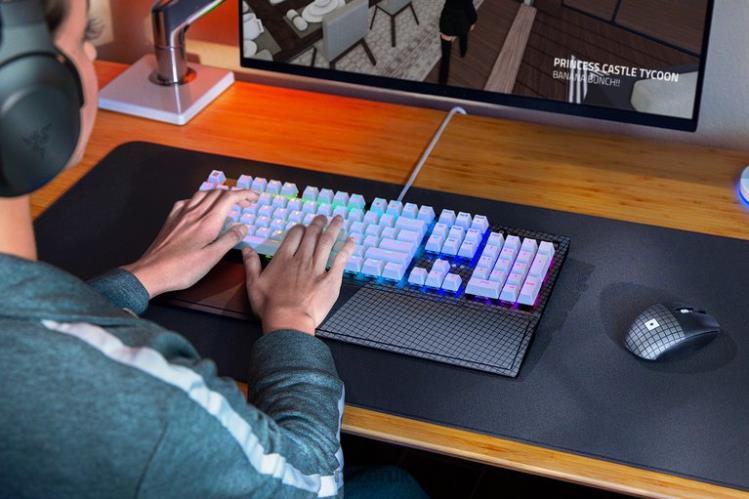 Razer BlackWidow V3 - Green Switch - US - Roblox Edition White Keyboard 8NV0J59
