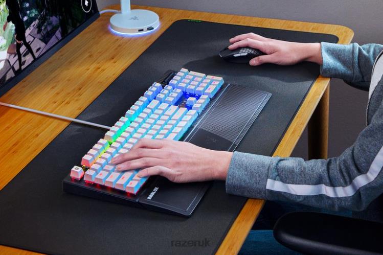 Razer BlackWidow V3 - Green Switch - US - Roblox Edition White Keyboard 8NV0J59