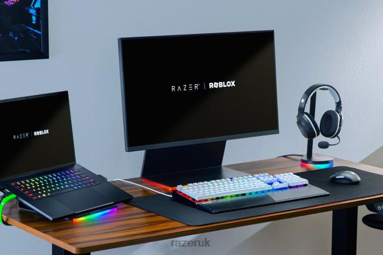 Razer BlackWidow V3 - Green Switch - US - Roblox Edition White Keyboard 8NV0J59