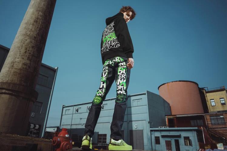 Razer EVISU Daicock Print with Embroidery Carrot-Fit Jeans #2017 One Color Apparel 8NV0J192